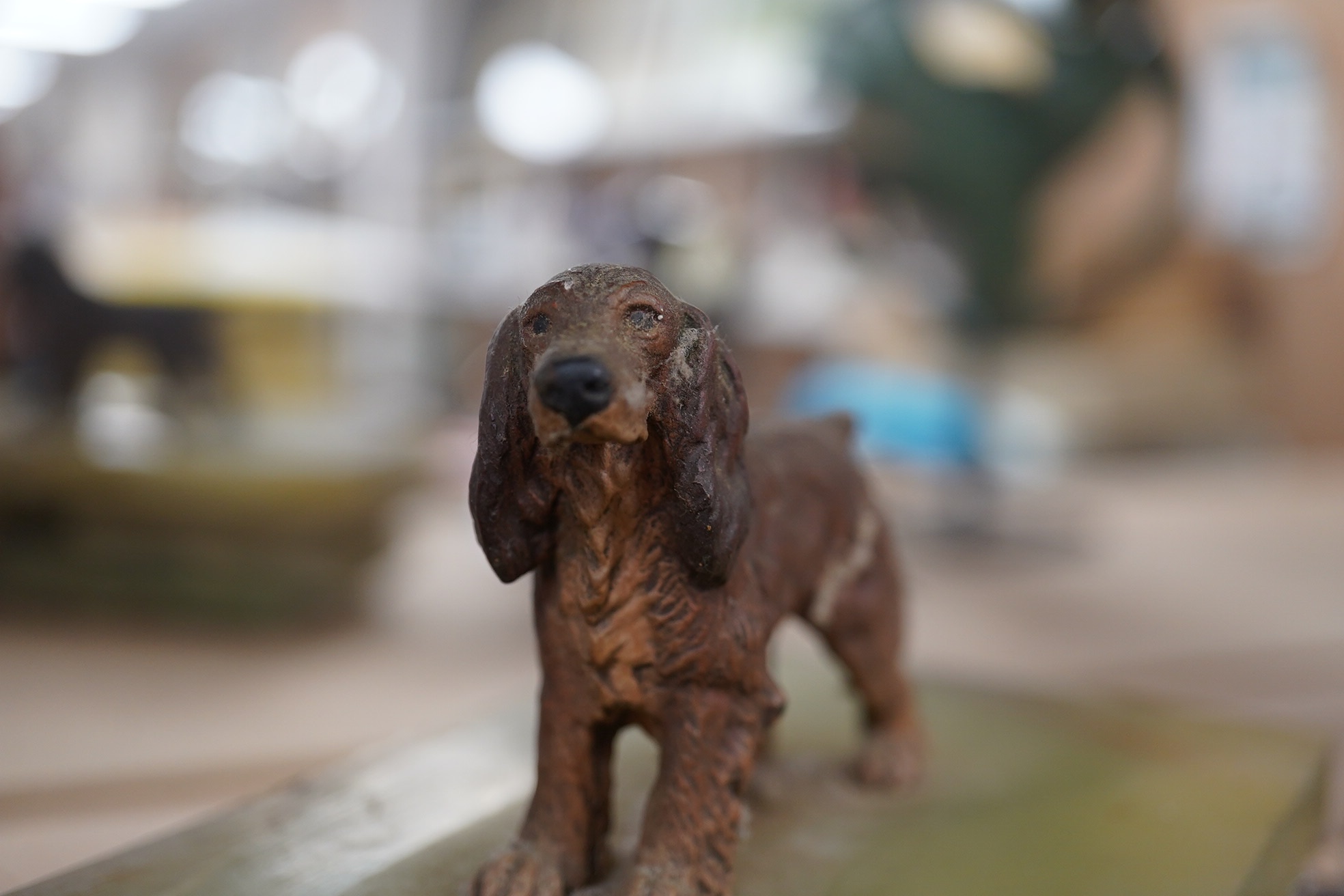 An Art Deco green onyx box, the lid surmounted with a cold painted bronze spaniel, 16.5cm wide. Condition - flat packed, joints need reglueing
